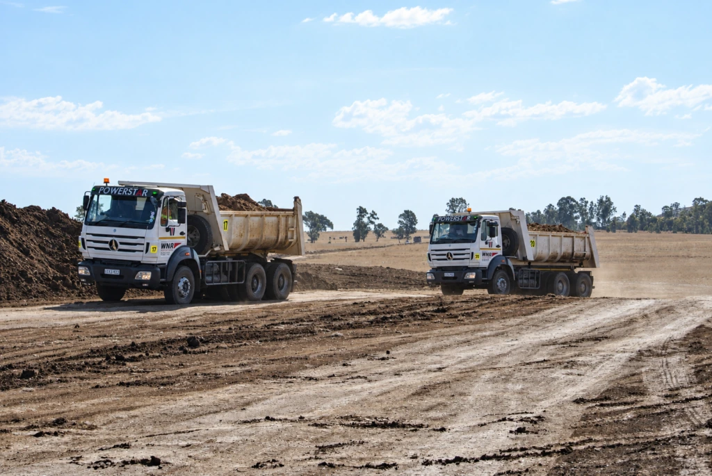 WNR 10 m³ tipper trucks hauling soil on an earthworks site